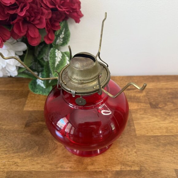 Vintage Red Glass Hurricane Oil Lamp Lantern – P&A or Eagle Style – Mid-Century - Picture 3 of 5